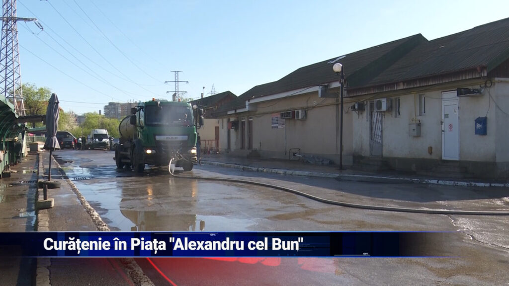 Curățenie în Piața Alexandru cel Bun