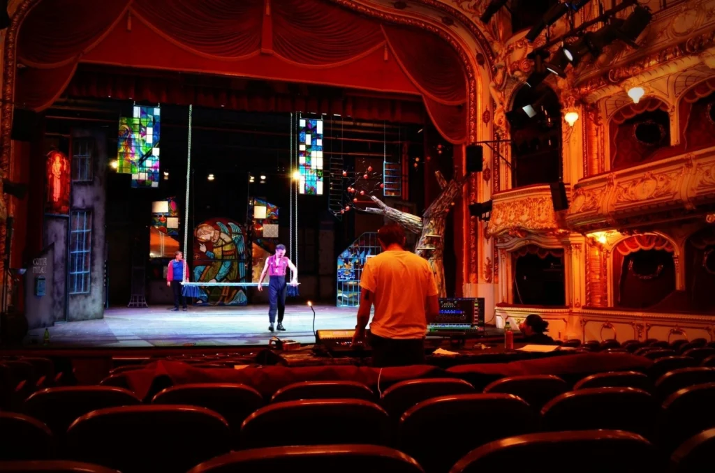 Un actor din Oradea a fost condamnat la 6 ani de închisoare pentru violarea unei colege de scenă