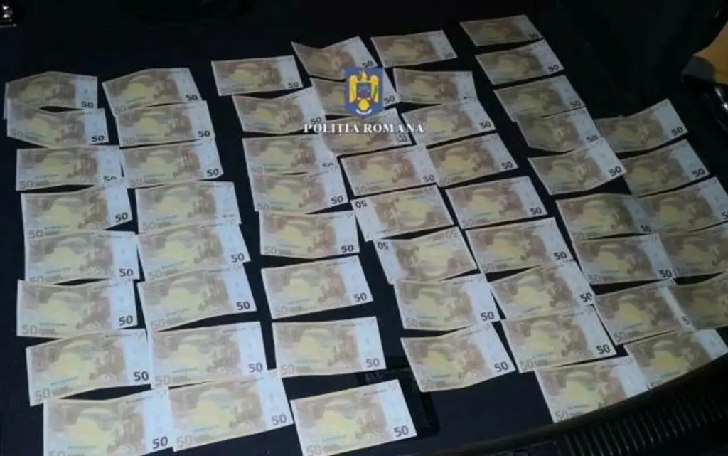 Două persoane au fost reținute după ce ar fi introdus în circulație bani falsificați