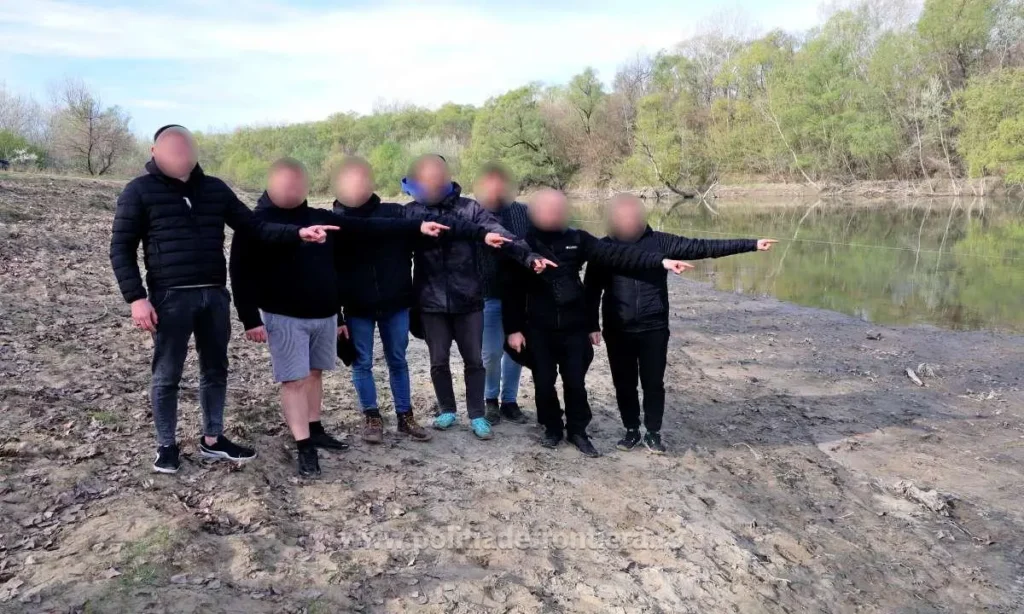 VIDEO. Şapte cetăţeni ucraineni opriţi la graniţă după ce au traversat râul Prut cu o barcă şi două saltele gonflabile
