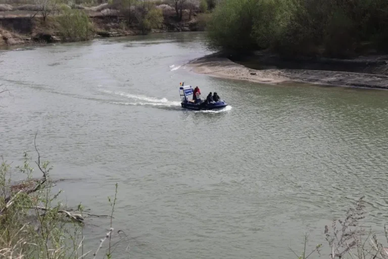 Într-un scenariu neașteptat, doi cetățeni cubanezi navigau cu o barcă pe apele Prutului, cu destinația finală Spania