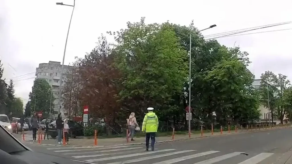 VIDEO. O femeie din Bacău a fost nevoită să fugă de un polițist de la circulație pentru a nu primi o amendă (FOTO: Observatornews.ro)