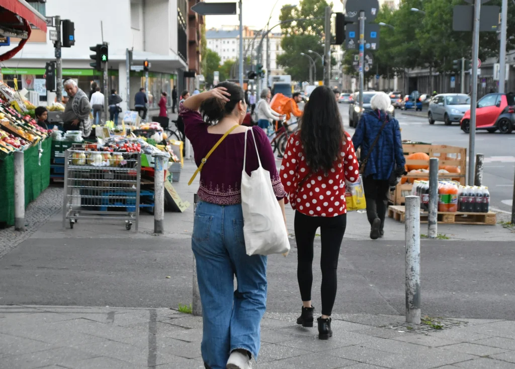 Unul din patru români nu vrea ca femeile să iasă singure pe stradă, conform Amnesty International