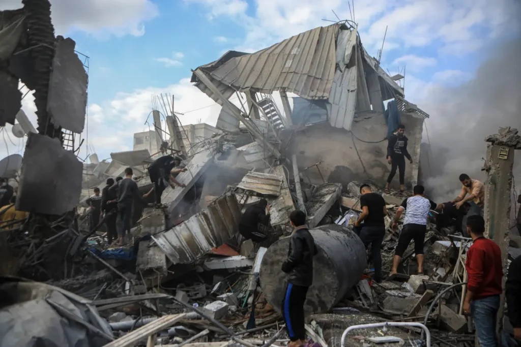 Israel bombardează Rafah în timpul evacuării civililor