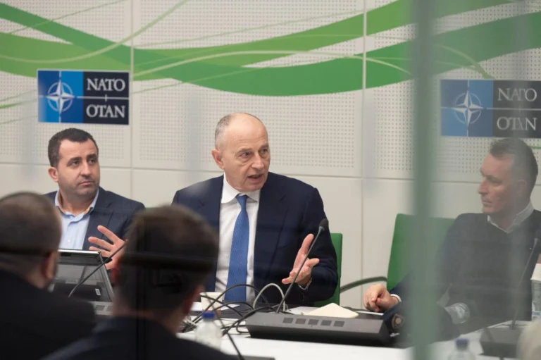 Geoană: Rusia ”nu are nici intenţia şi nici capacitatea de a agresa militar vreun stat NATO, dar război hibrid total e declanşat”