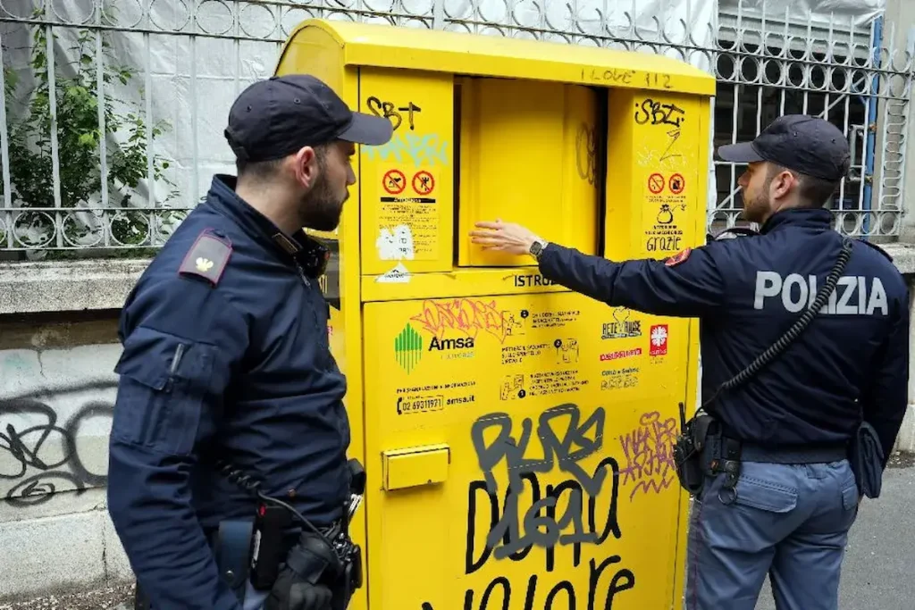 Un tânăr român a murit blocat într-un container de haine uzate în Italia
