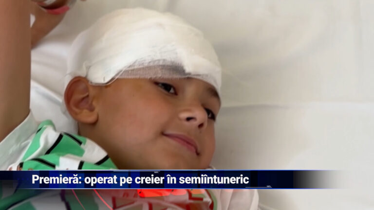 Premieră: operat pe creier în semiîntuneric