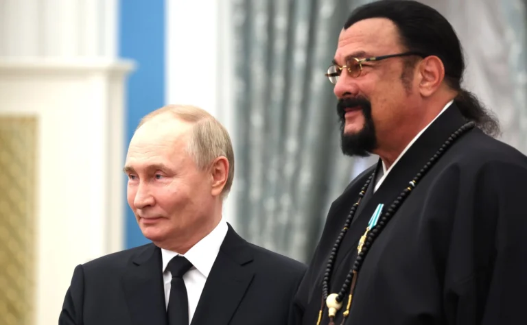 Steven Seagal, decorat din nou de Vladimir Putin