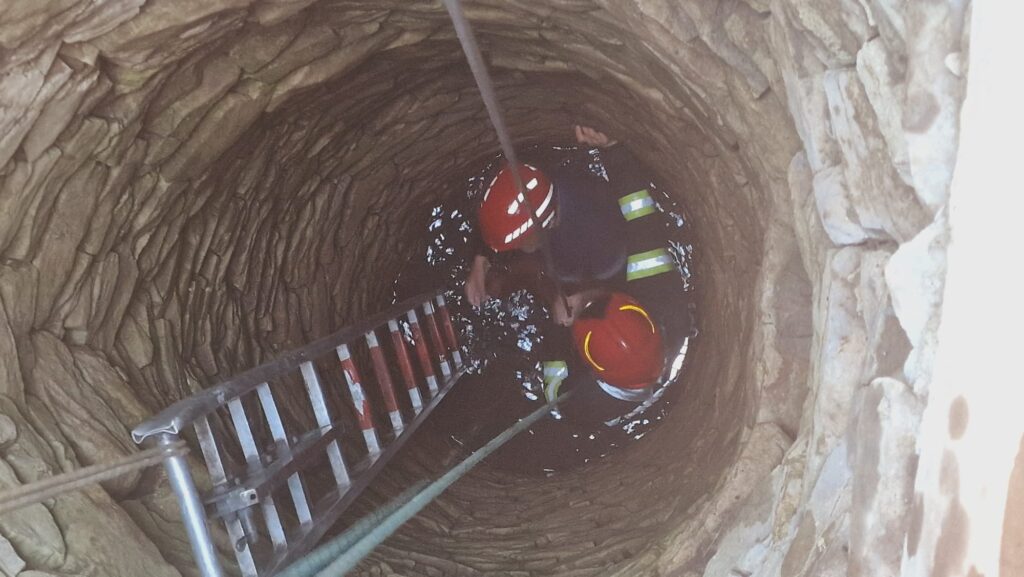 FOTO. Salvare spectaculoasă în Dorohoi: Pompierii salvează un bărbat dintr-o fântână adâncă