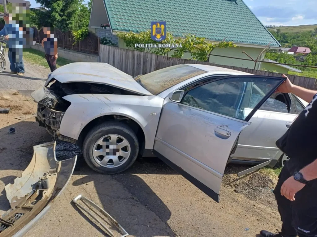 VIDEO. Accident în Neamț. Un șofer și-a distrus mașina după ce s-a izbit cu aceasta de un cap de pod