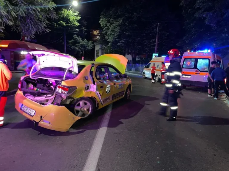 Două persoane au fost rănite după ce un taxi a fost izbit de un autoturism