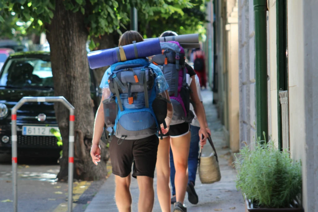 Spania: Trei români se deghizează în turiști pentru a fura bagajele din hoteluri