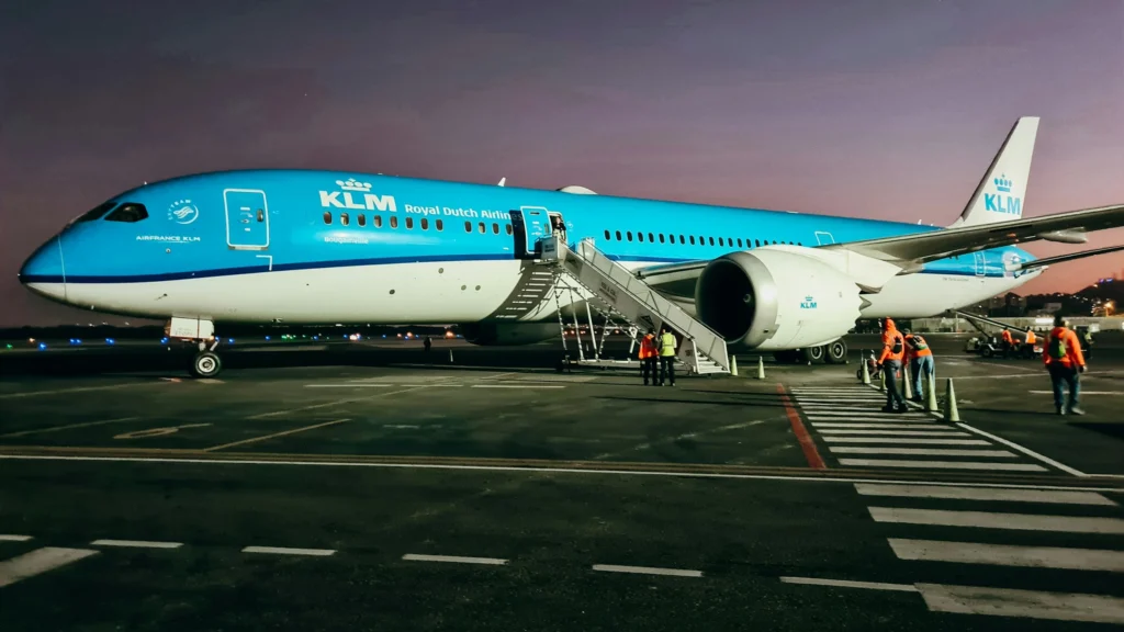 O persoană a murit aspirată de motorul unui avion pe aeroportul din Amsterdam