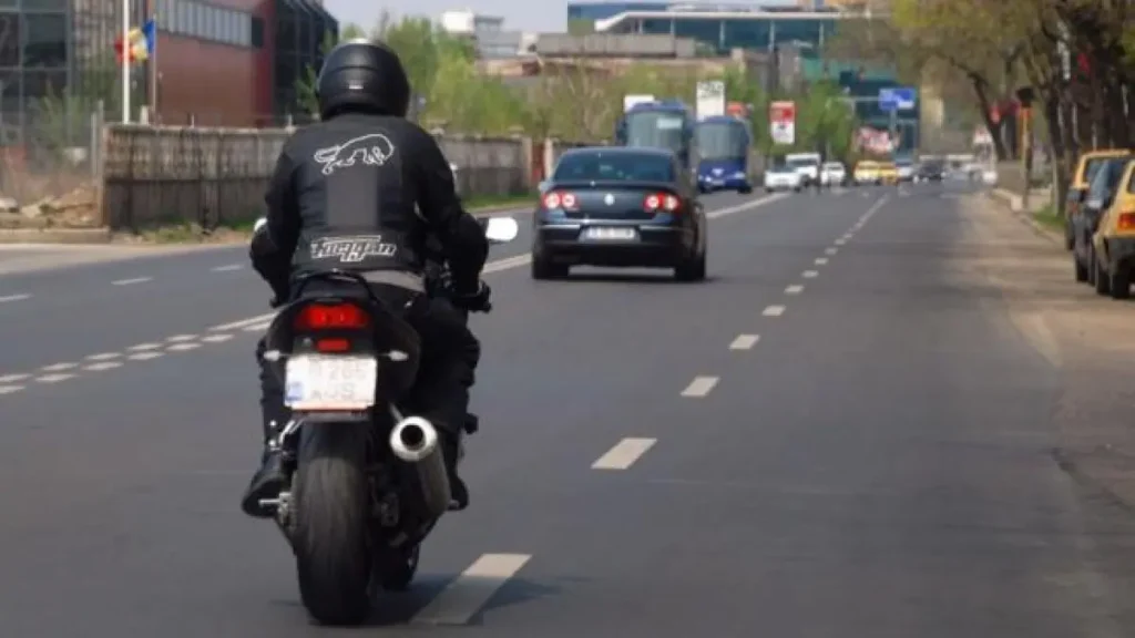 Motociclist fără permis reținut după ce a fost urmărit pe o distanță de câțiva kilometri
