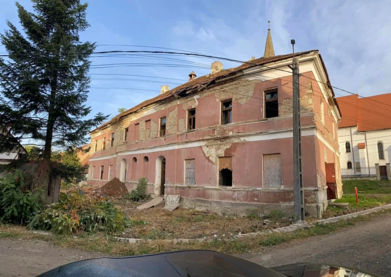 Descoperire macabră la fosta școală din Livezile: rămășițe umane vechi de un secol