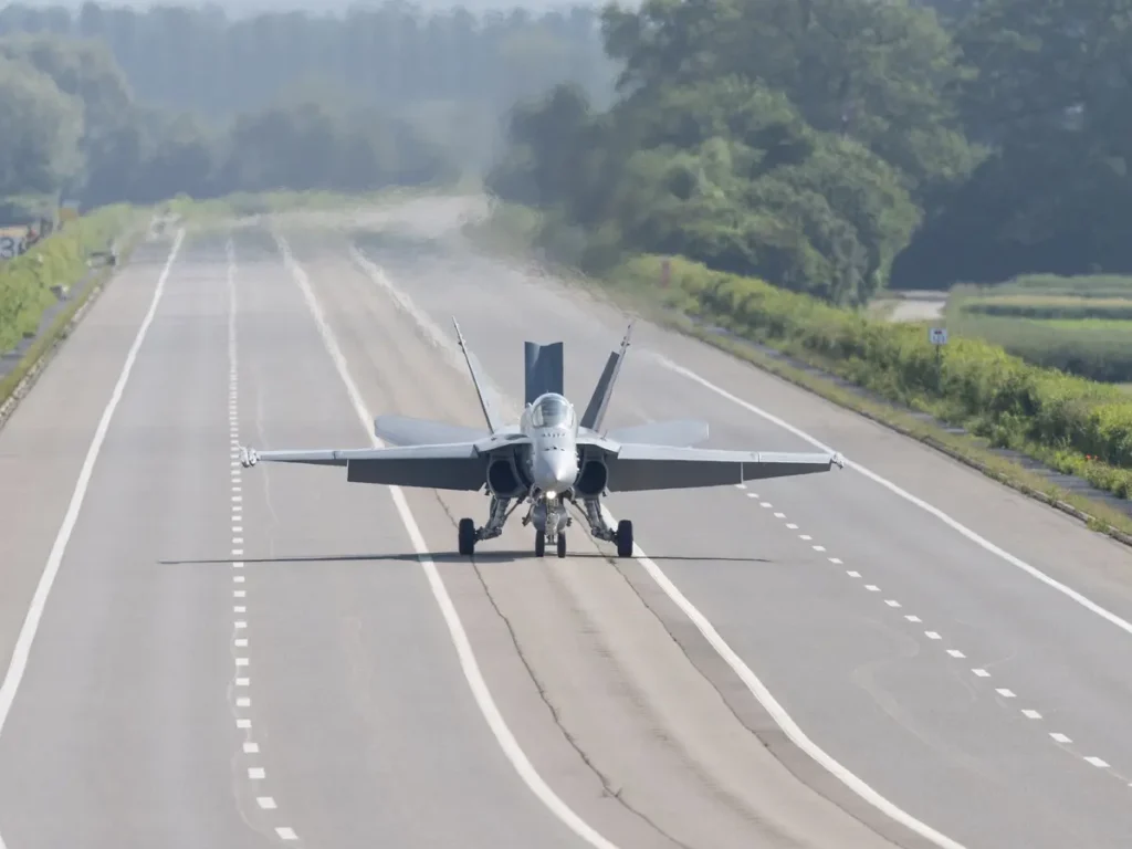 Elveția efectuează manevre aeriene pe autostrăzi pentru prima dată de la Războiul Rece