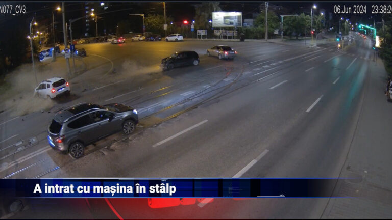 A intrat cu mașina în stâlp