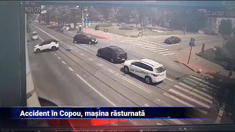 Accident în Copou, mașină răsturnată