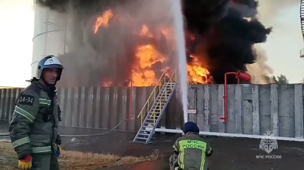 VIDEO: Un atac ucrainean cu drone a provocat un incendiu la depozitele de combustibil din sudul Rusiei