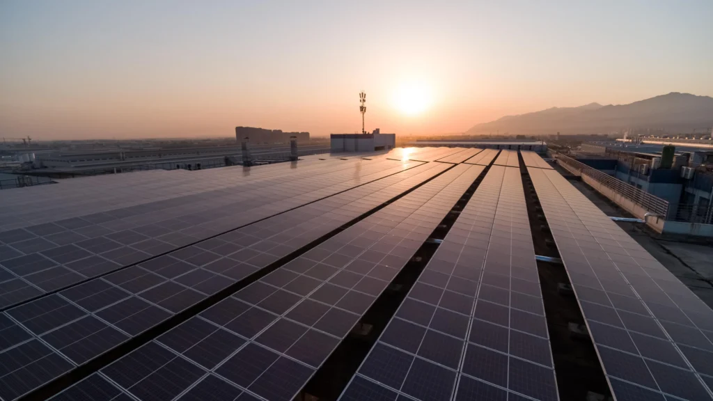 România intră în cursa pentru energia solară prin inaugurarea primului sistem plutitor de energie fotovoltaică