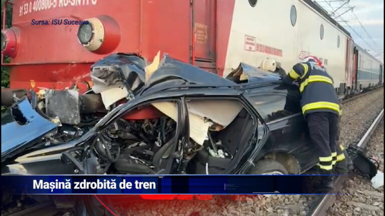 Mașină zdrobită de tren