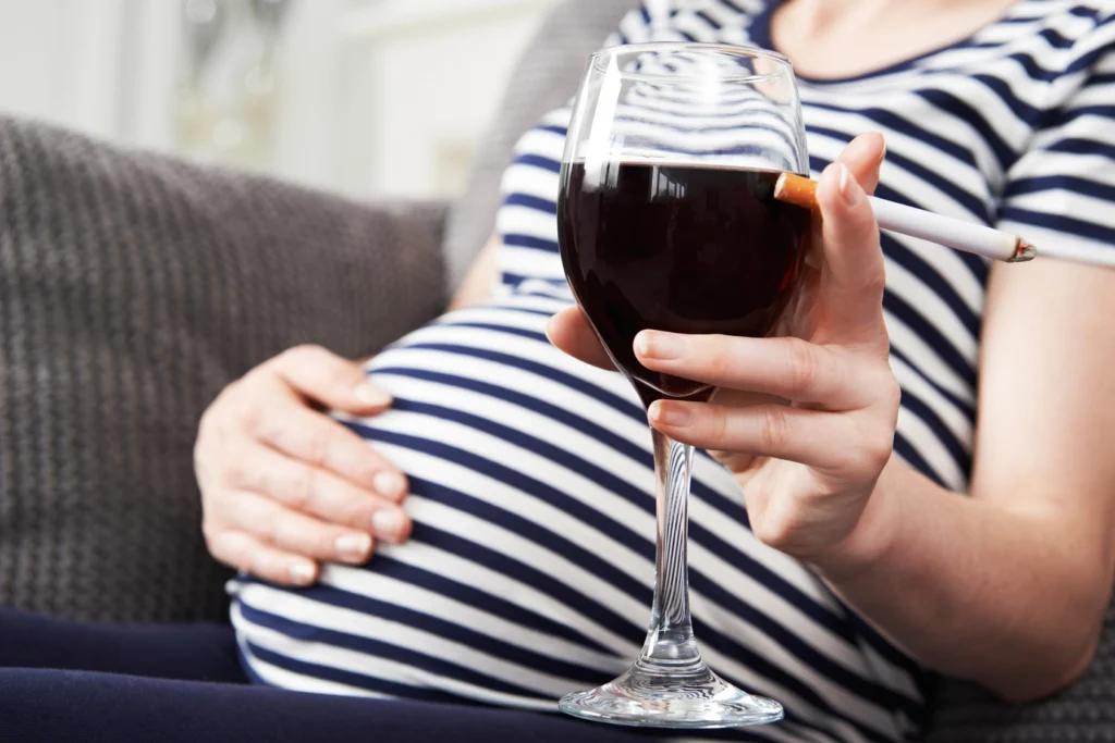 Alarmă în România: 28% dintre gravide consumă alcool
