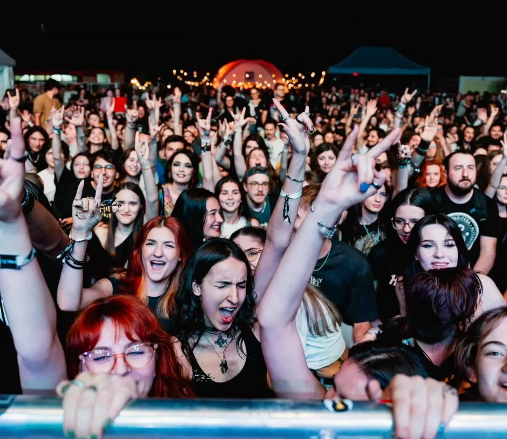 Peste 18.000 de oameni au dansat până în zori, timp de patru zile la Festivalul Rockanotherworld