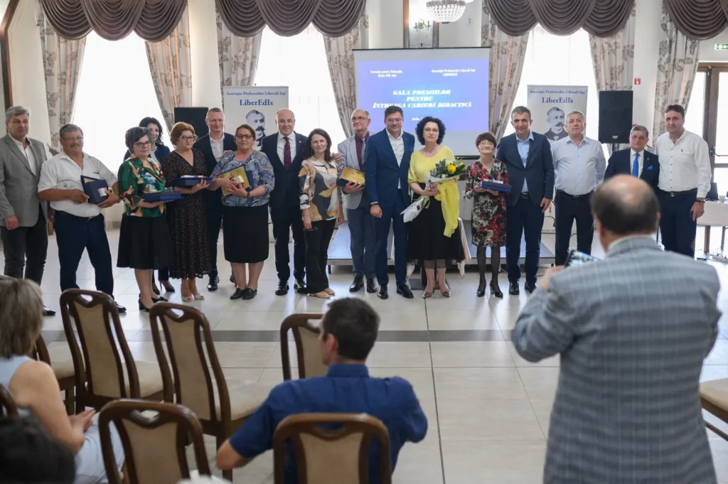 Liberalii ieșeni au făcut ceea ce administrațiile de stânga nu au reușit ani de zile la Hârlău și Târgu Frumos: Recunoașterea meritelor profesorilor pentru întreaga activitate didactică