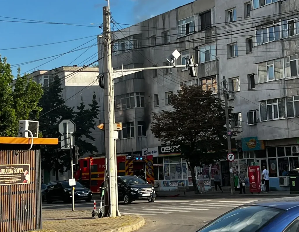 VIDEO. Incendiu la un apartament din Podu de Fier