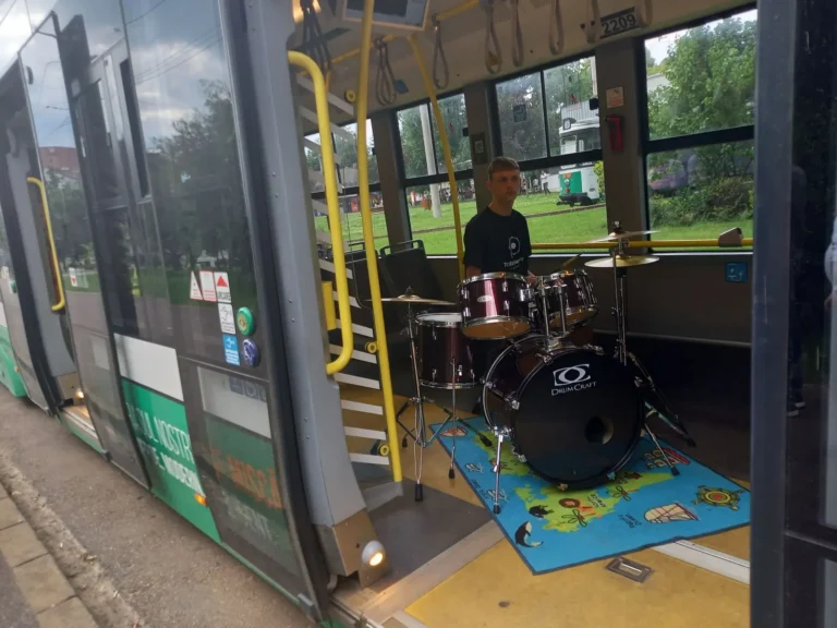 Opt elevi au susţinut un spectacol inedit pe traseul Târgu Cucu – Copou, în cadrul evenimentului ‘Toboşariada’ în tramvai