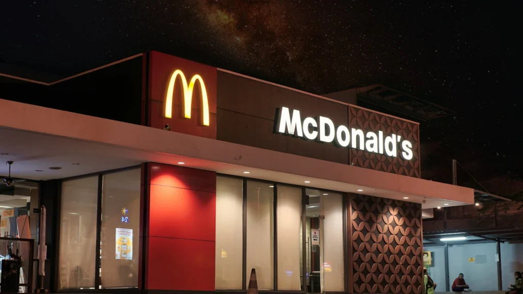 „Înghețată cu bacon”: Motivele pentru care McDonald’s renunță la tehnologia AI în drive-through