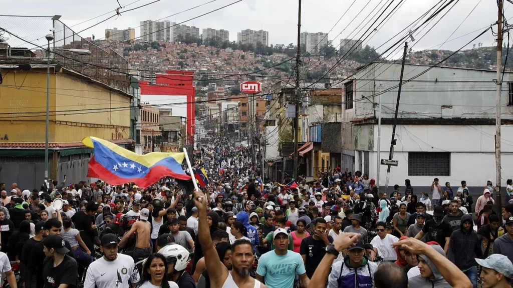 Criza din Venezuela se agravează: Mii de persoane protestează împotriva lui Maduro, țările rup relațiile și ONU convoacă reuniune extraordinară