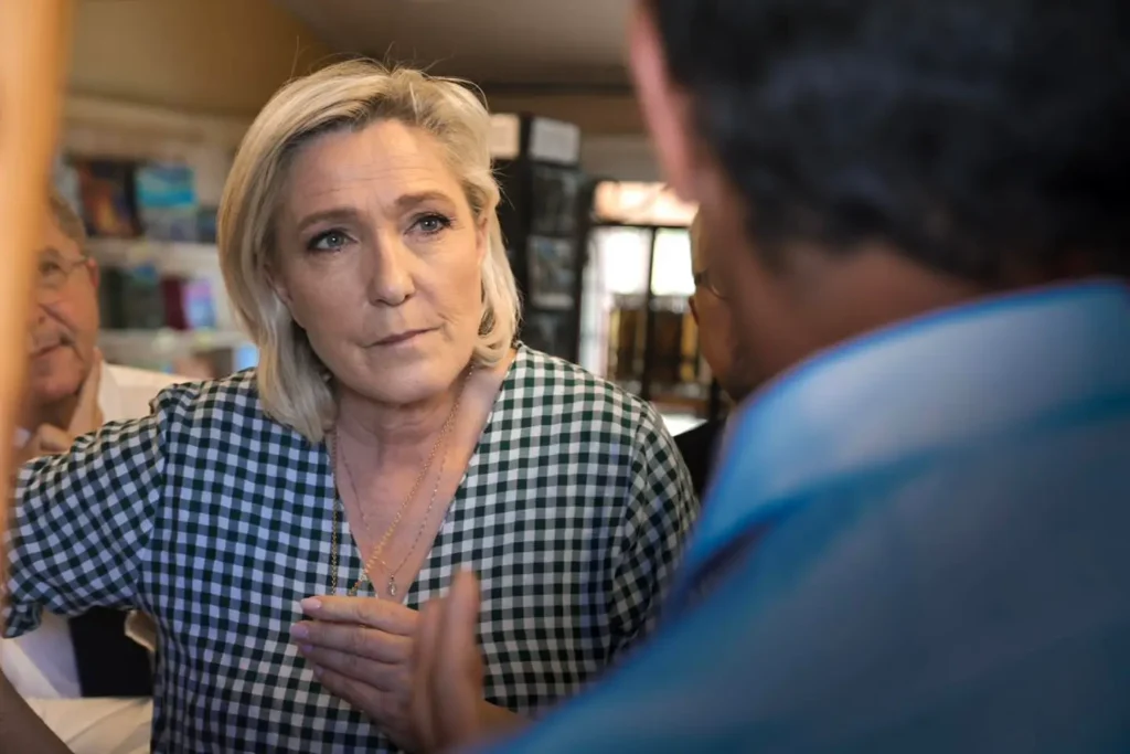 Marine Le Pen acuză pe Emmanuel Macron de „lovitură de stat administrativă”