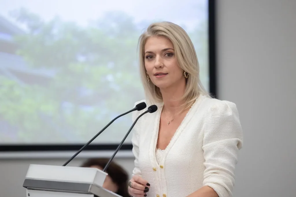 Ministrul Justiției spune că femeia condamnată în UK pentru că a obligat o tânără să se prostitueze a ajuns în țară pentru a-și executa pedeapsa