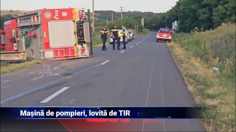Mașina de pompieri, lovită de TIR