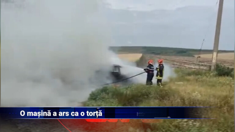 O mașină a ars ca o torță
