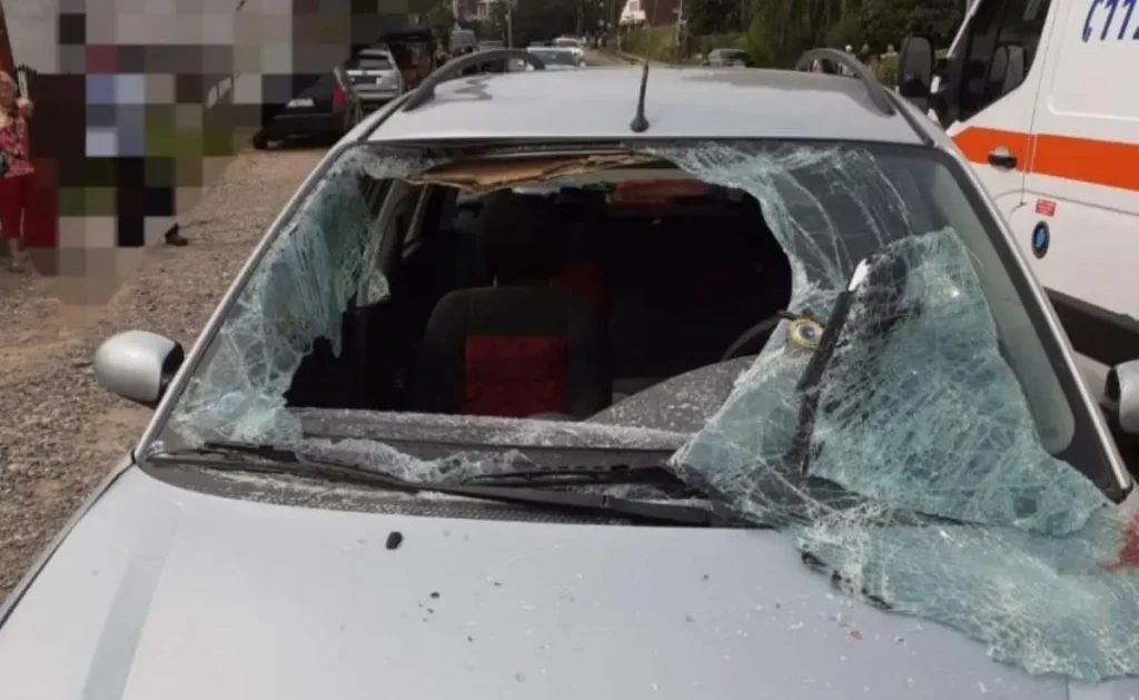Accident în Neamț. Un bătrân a decedat după ce a fost proiectat prin parbrizul mașinii care l-a lovit în plin
