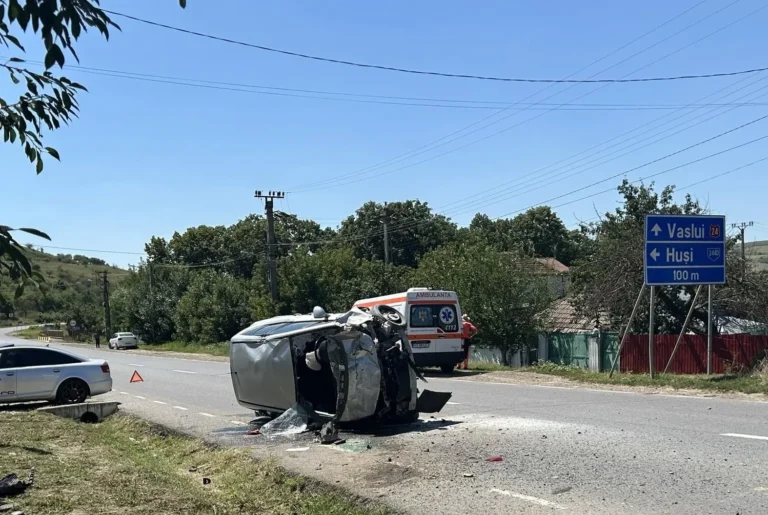 Mai multe persoane au fost rănite după ce un autoturism s-a răsturnat la Ciortești