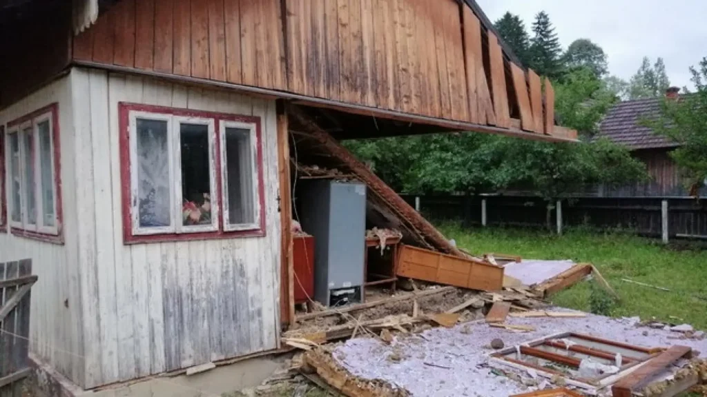 Explozie la Suceava. O casă a sărit în aer