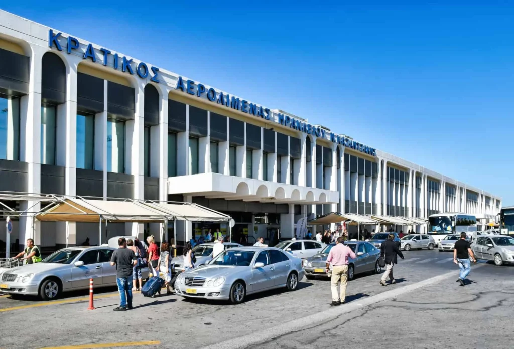 Români blocați 15 ore pe aeroportul din Creta după două întoarceri de urgență ale avionului