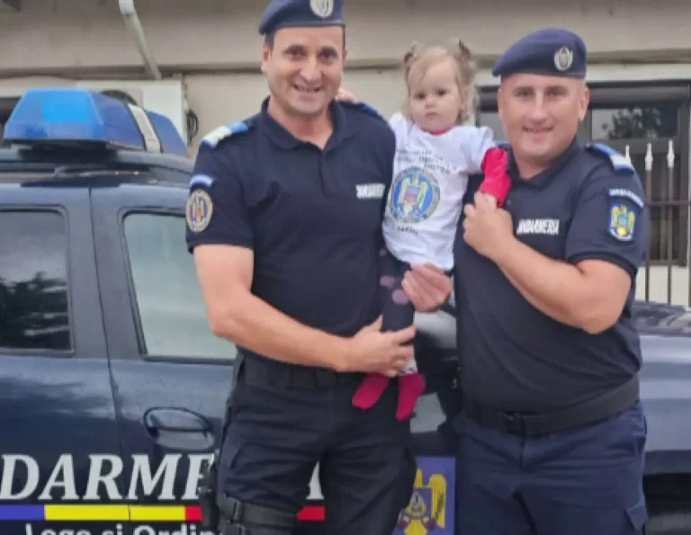 Una dintre cele mai emoționante întâlniri din Bacău: jandarmii care au salvat fetița de la înec au mers să o vadă!