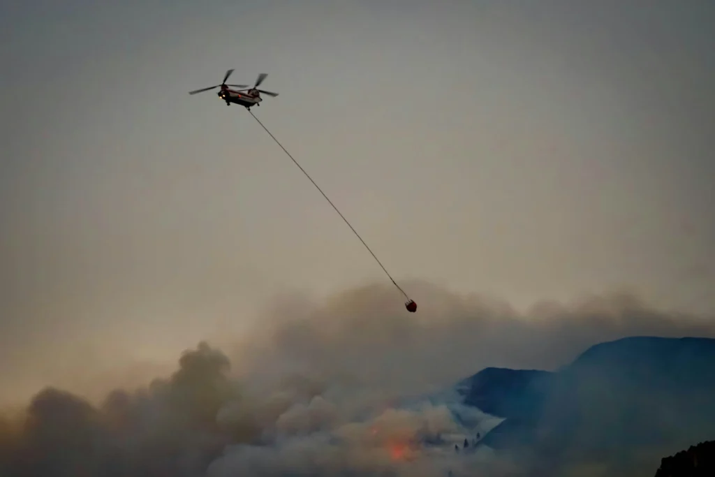 Incendii devastatoare în Grecia și Italia: Intervenție de urgență și evacuări