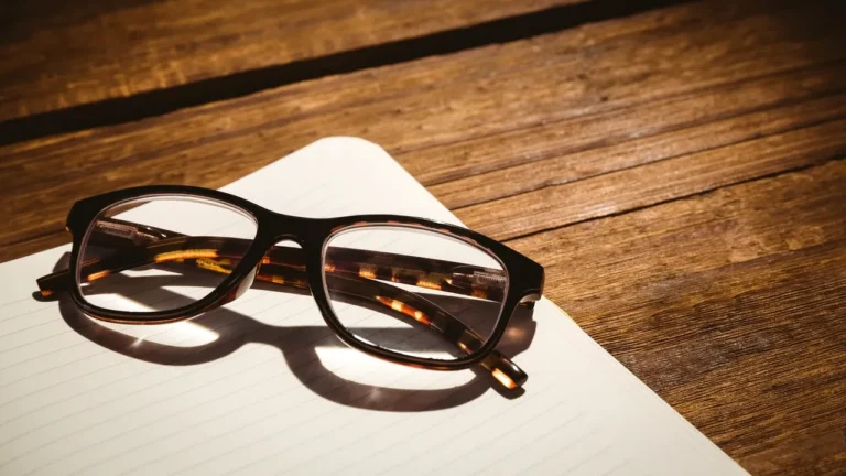 Ce au descoperit medicii după ce un ieșean a dorit să își pună ochelari