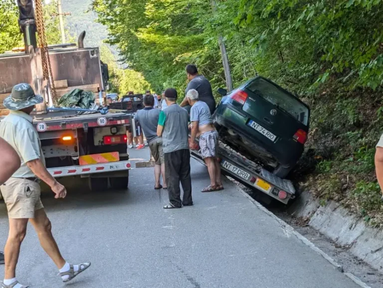 Platformă de mașini ajunsă în șanț la Piatra Neamț Platformă răsturnată