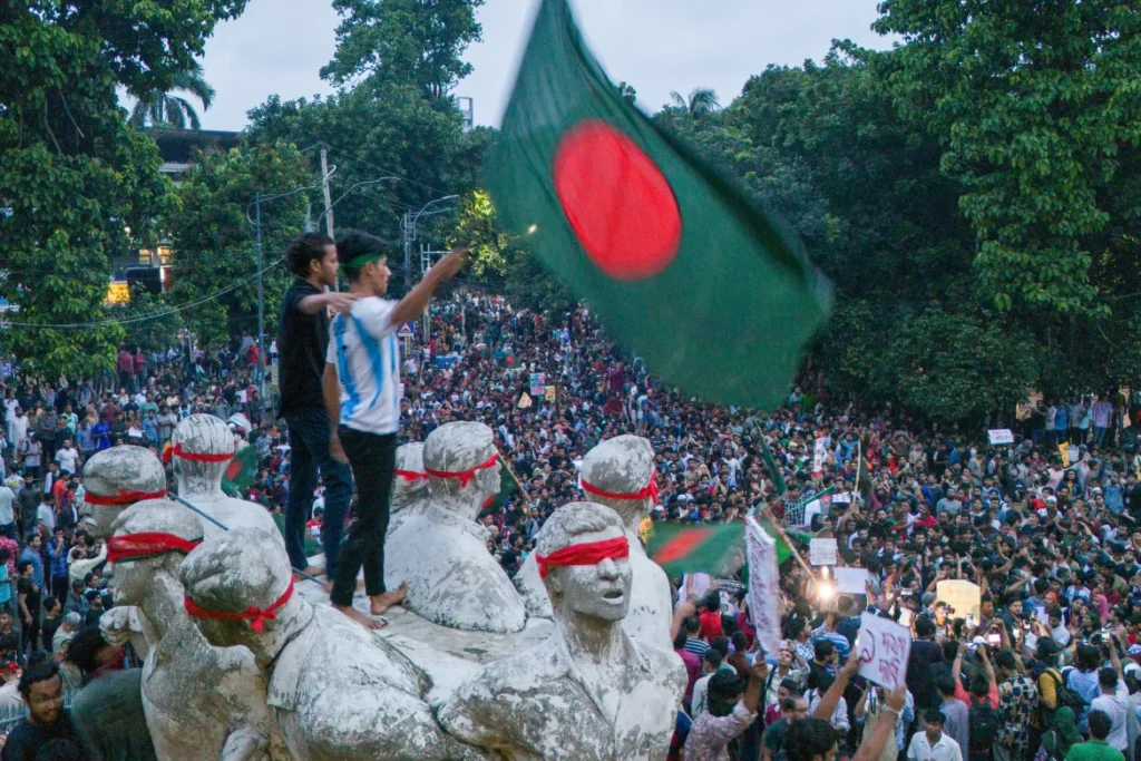 Haos în Bangladesh după protestele care au dus la căderea guvernului