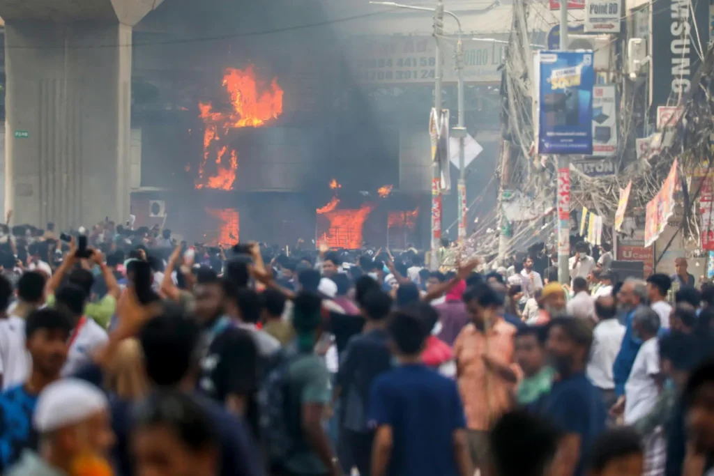 Bangladesh așteaptă formarea guvernului interimar după trei zile de criză politică