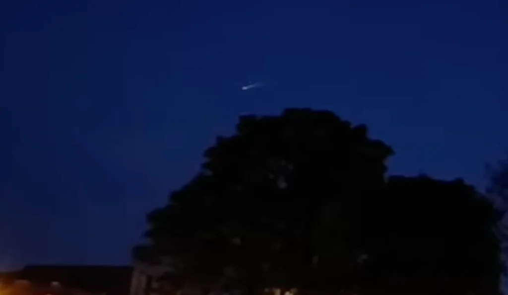 VIDEO: „Minge de foc” traversează cerul României