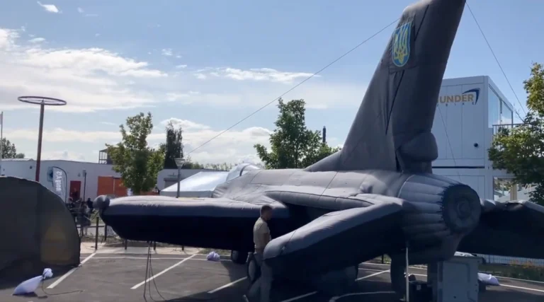 Ucraina își întărește apărarea cu avioane F-16 gonflabile furnizate de o companie cehă