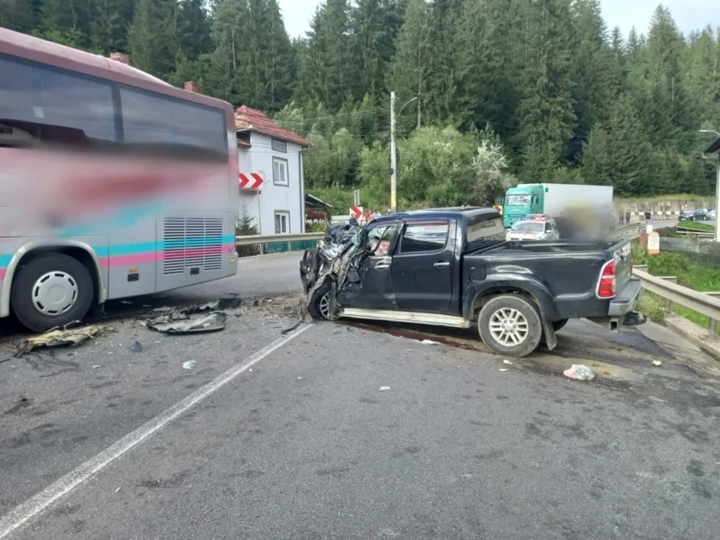 Patru persoane au suferit răni în urma unui accident care a avut loc între un autocar și un autoturism la Vama