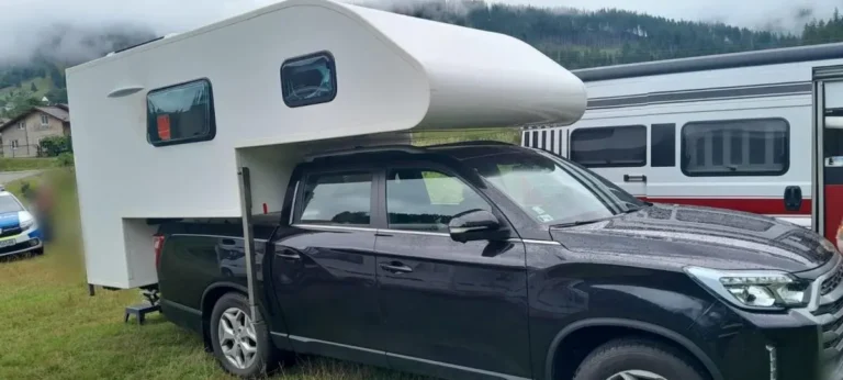 O femeie şi un bărbat au suferit arsuri după ce o butelie de voiaj a explodat într-o autorulotă